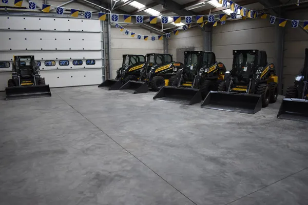 Verreikers en compactladers in de showroom
