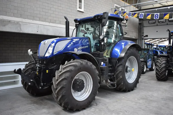 New Holland tractor in de showroom
