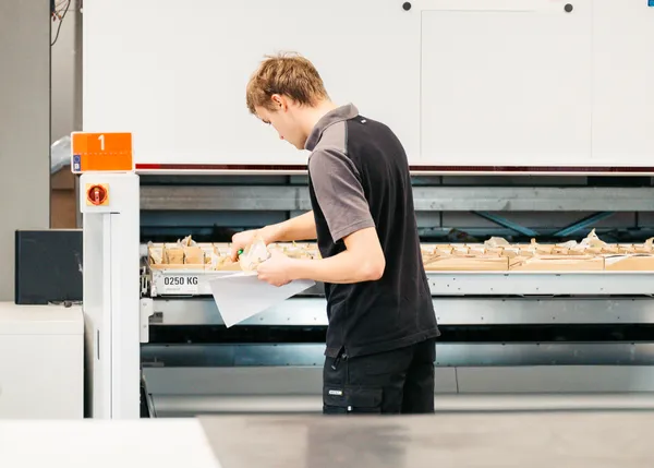 Medewerker in het onderdelenmagazijn