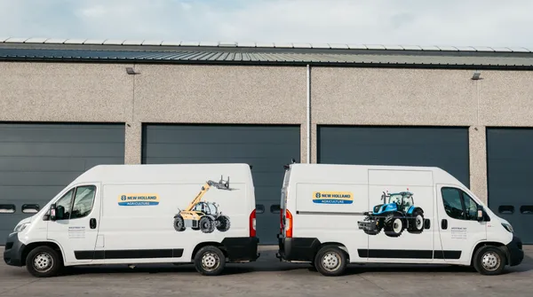 Westtrac servicewagens aan het bedrijfsgebouw