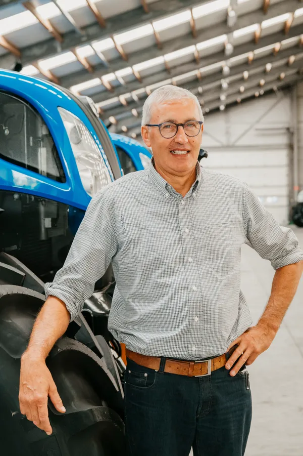 Portret in de Westtrac showroom