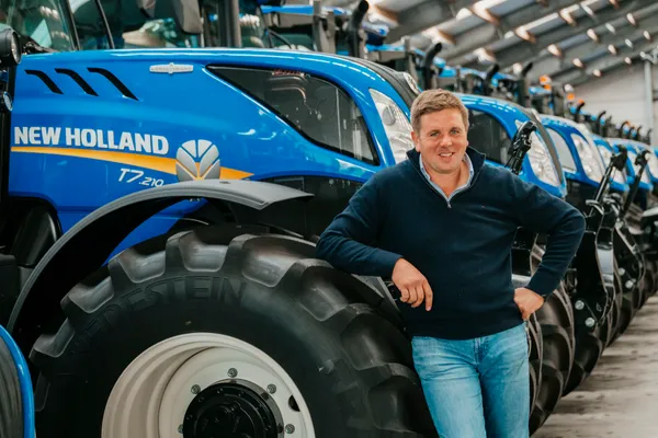 Medewerker bij een New Holland tractor