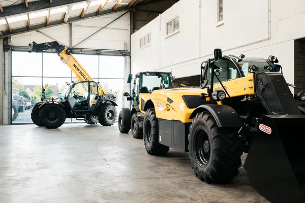 Verreiker en compactladers in de showroom